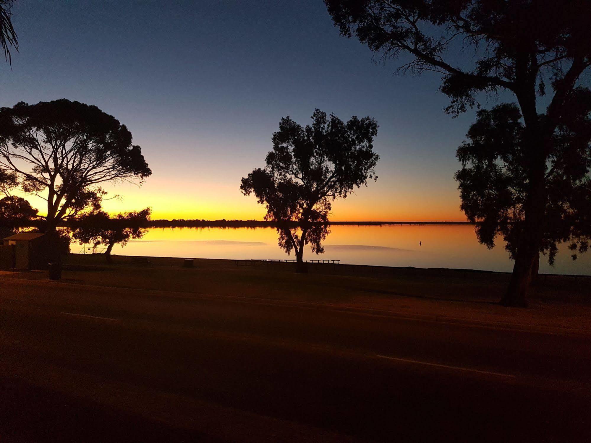Barmera Lake Resort Motel Bagian luar foto